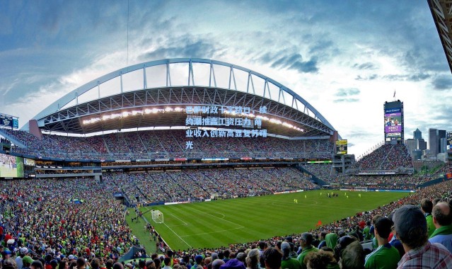 巴萨财政十字路口，续约潮推高工资压力 商业收入创新高显复苏曙光