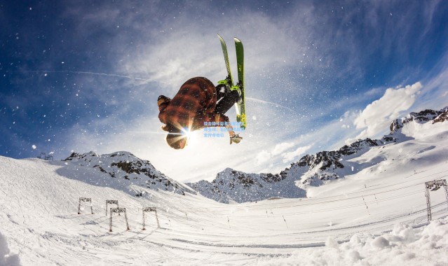 综合格斗巨星卫冕战引爆全球，五回合激战奠定传奇地位